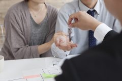 男子中獎1000萬瞞妻子給前