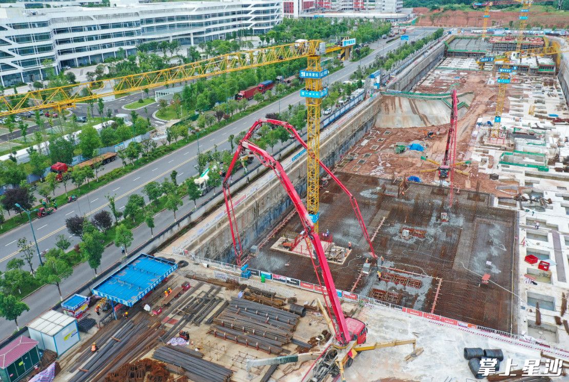 項目現場，泵車正在進行混凝土澆筑作業。 王志偉 攝