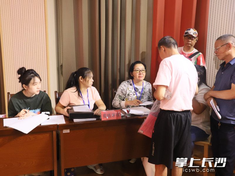 雨花城投集團聯合雨花亭街道成立分房工作指揮部，下設資料審核、政策解答、公證監督等7個工作小組。